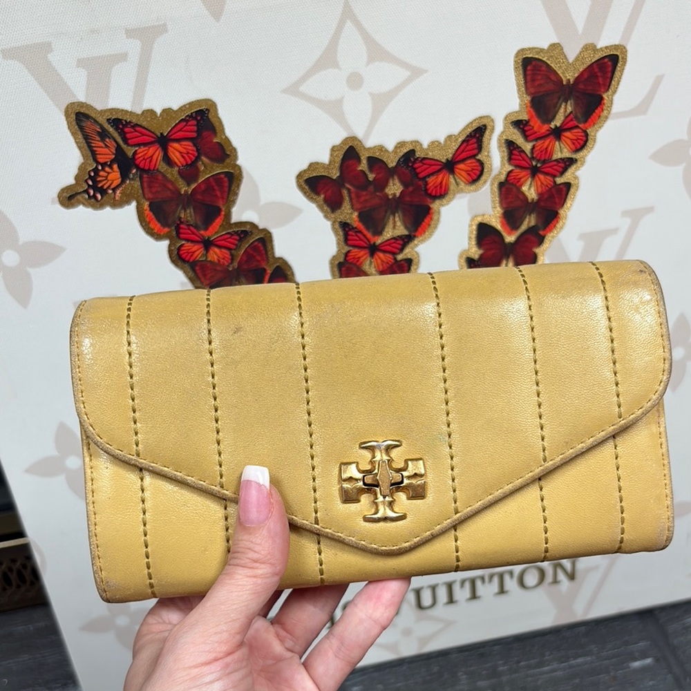 Tory Burch Kira Leather Envelope Wallet - Picture 9 of 16